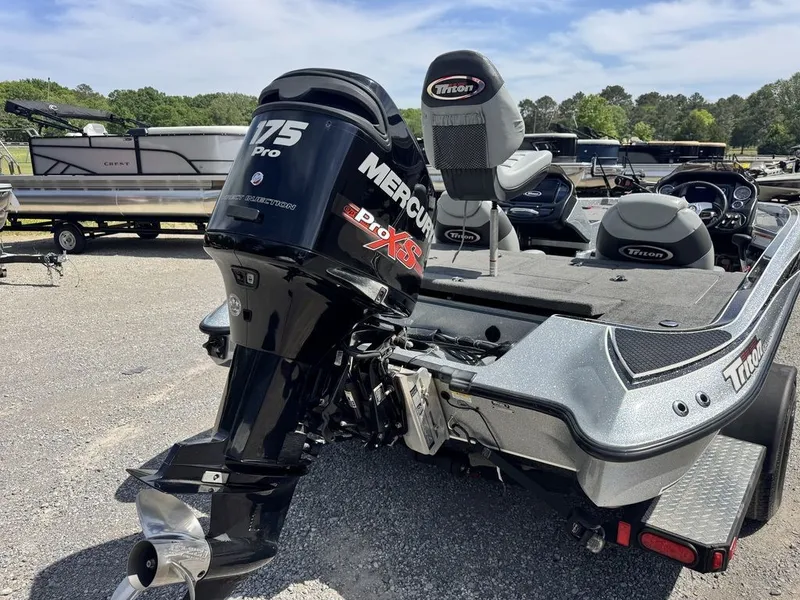 Slide: The Image of Triton 18 TrX 2015 - 10