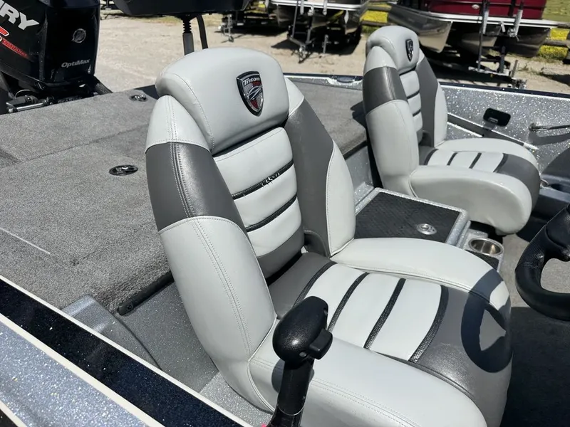 Slide: The Image of Triton 18 TrX 2015 - 12