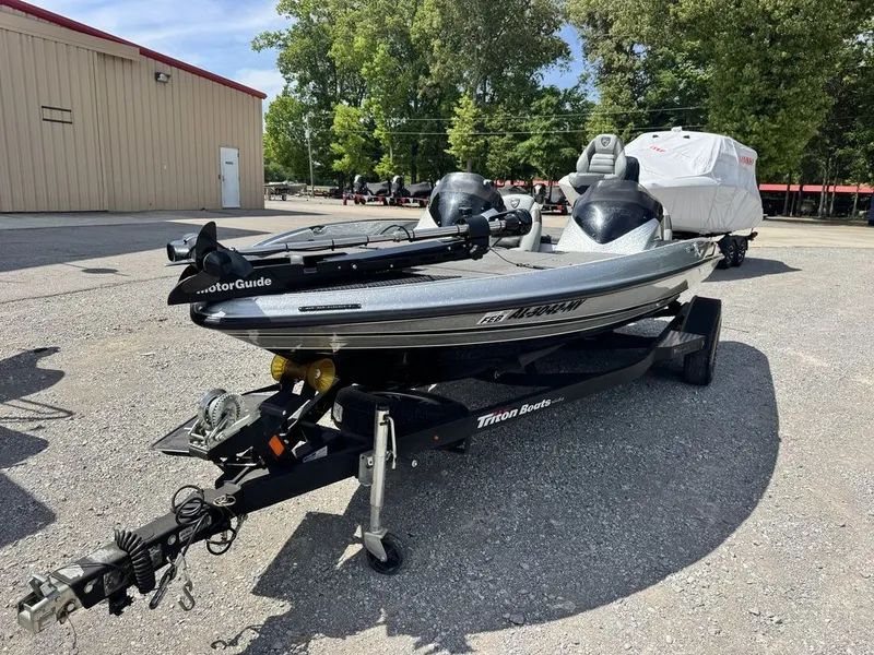 Slide: The Image of Triton 18 TrX 2015 - 2