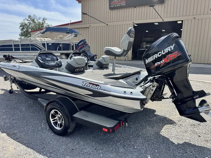 Slide: The Image of Triton 18 TrX 2015 - 4