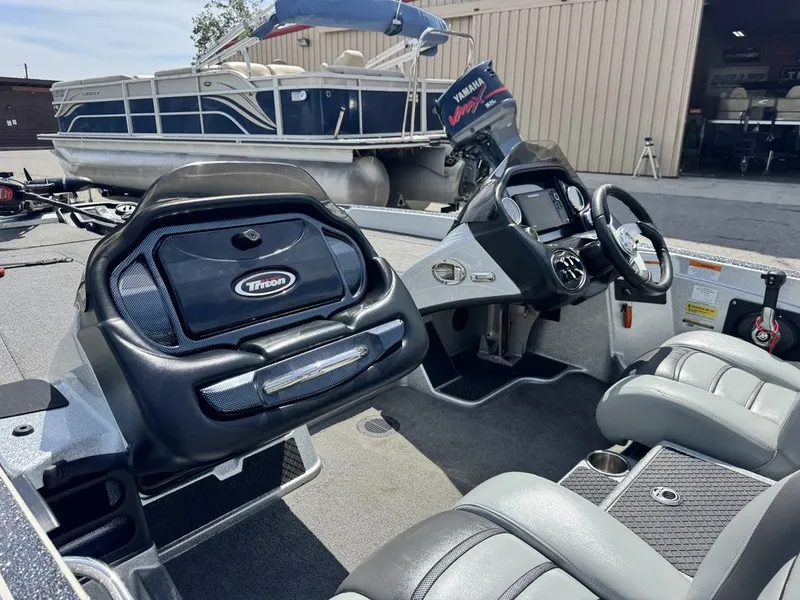 Slide: The Image of Triton 18 TrX 2015 - 8