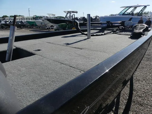 Slide: The Image of Tracker Pro 170 2024 - 12