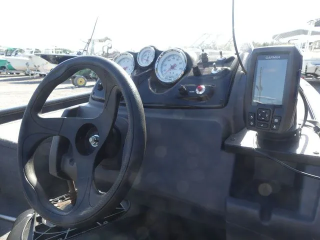 Slide: The Image of Tracker Pro 170 2024 - 15