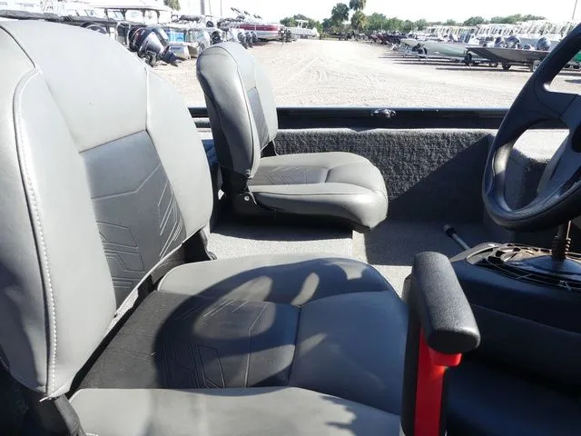 Slide: The Image of Tracker Pro 170 2024 - 16