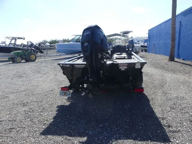 Slide: The Image of Tracker Pro 170 2024 - 5