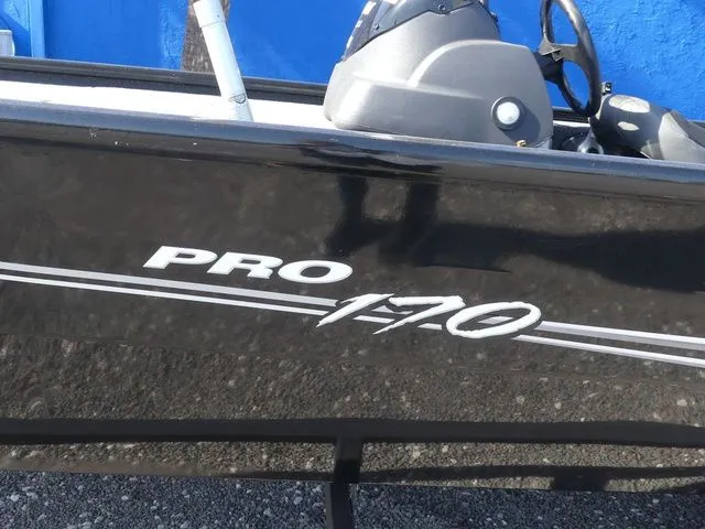 Slide: The Image of Tracker Pro 170 2024 - 8