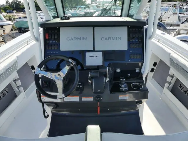 Slide: The Image of Blackfin 302 CC 2023 - 11