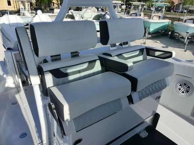 Slide: The Image of Blackfin 302 CC 2023 - 15