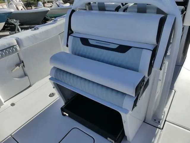 Slide: The Image of Blackfin 302 CC 2023 - 8