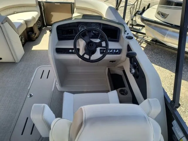 Slide: The Image of Avalon LSZ Quad Lounger 21 FT 2026 - 11