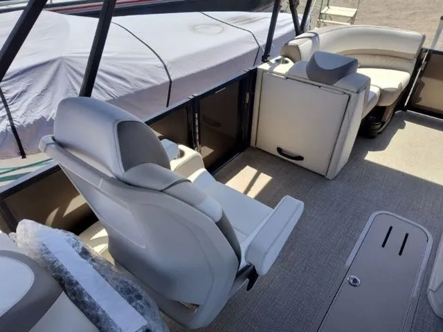 Slide: The Image of Avalon LSZ Quad Lounger 21 FT 2026 - 12