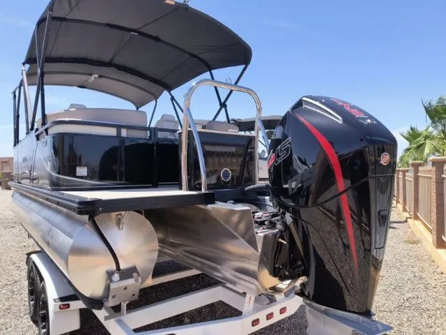 Slide: The Image of Avalon LSZ Quad Lounger 21 FT 2026 - 3