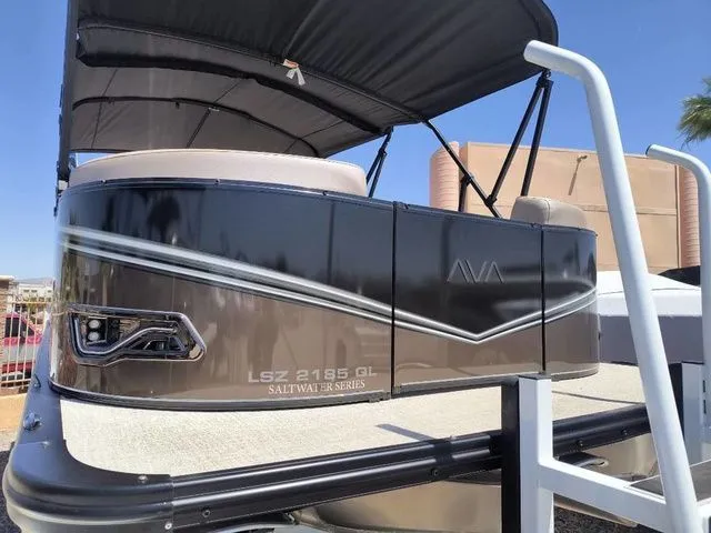 Slide: The Image of Avalon LSZ Quad Lounger 21 FT 2026 - 4