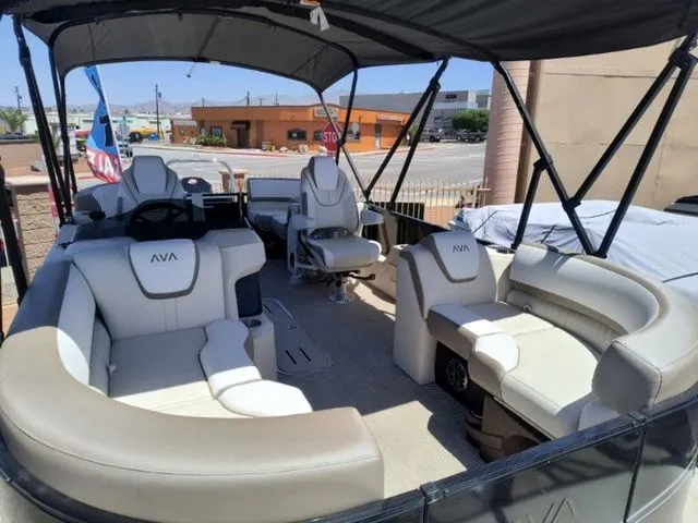 Slide: The Image of Avalon LSZ Quad Lounger 21 FT 2026 - 5