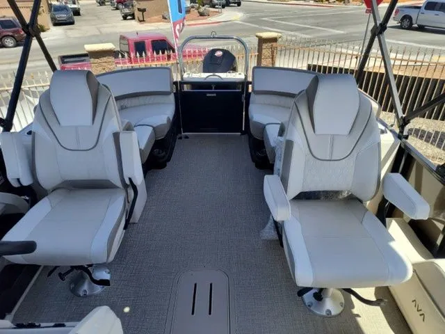 Slide: The Image of Avalon LSZ Quad Lounger 21 FT 2026 - 6