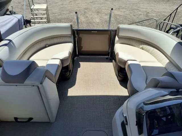 Slide: The Image of Avalon LSZ Quad Lounger 21 FT 2026 - 7