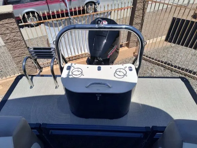 Slide: The Image of Avalon LSZ Quad Lounger 21 FT 2026 - 8