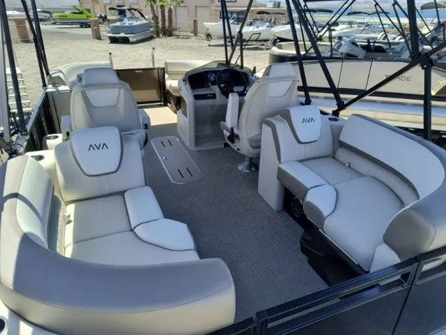 Slide: The Image of Avalon LSZ Quad Lounger 21 FT 2026 - 9