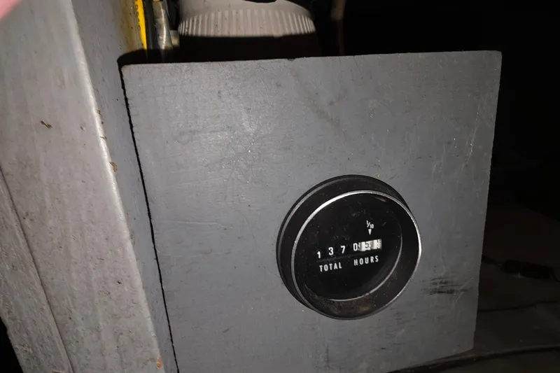 Slide: The Image of Hour meter showing 1370.5 hours on a 1989 Sea Ray 420 Sundancer. - 59