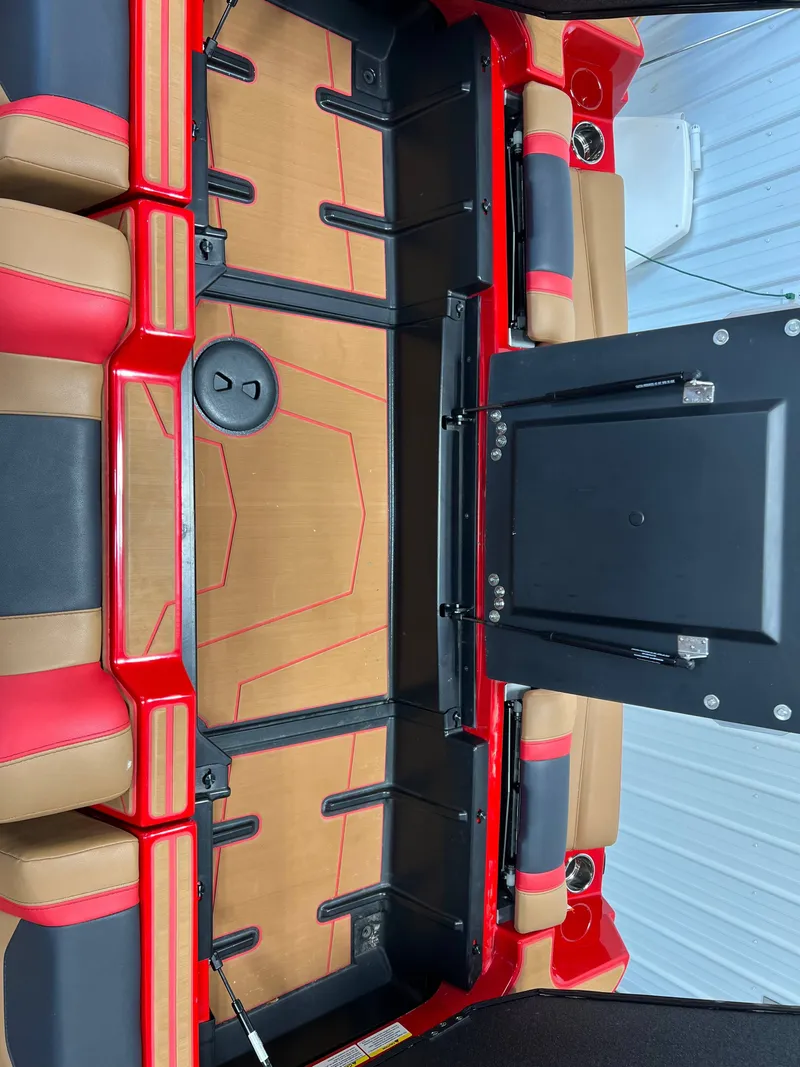 Slide: The Image of Malibu Wakesetter 25 LSV 2025 - 13