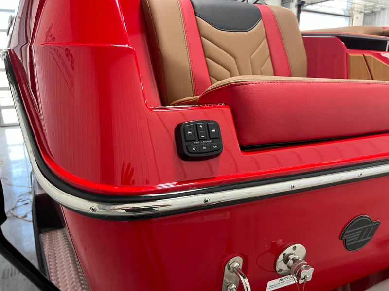 Slide: The Image of Malibu Wakesetter 25 LSV 2025 - 14