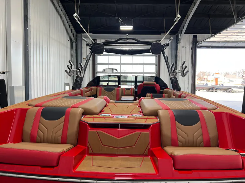 Slide: The Image of Malibu Wakesetter 25 LSV 2026 - 12