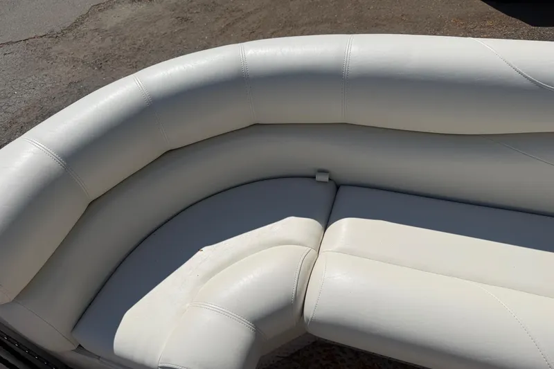 Slide: The Image of White leather seating on a 2005 Bennington 2575RL boat. - 17