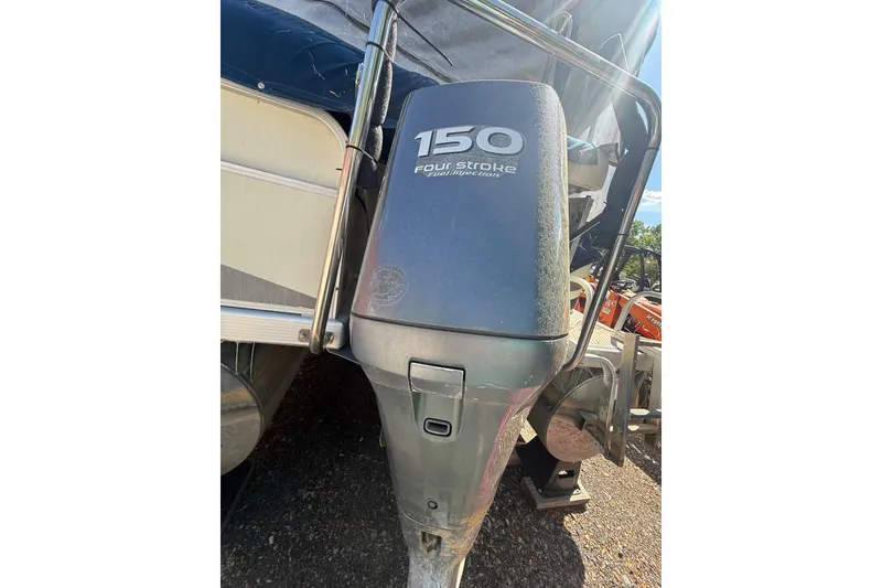 Slide: The Image of 2005 Bennington 2575RL boat with a 150 horsepower four-stroke engine. - 7