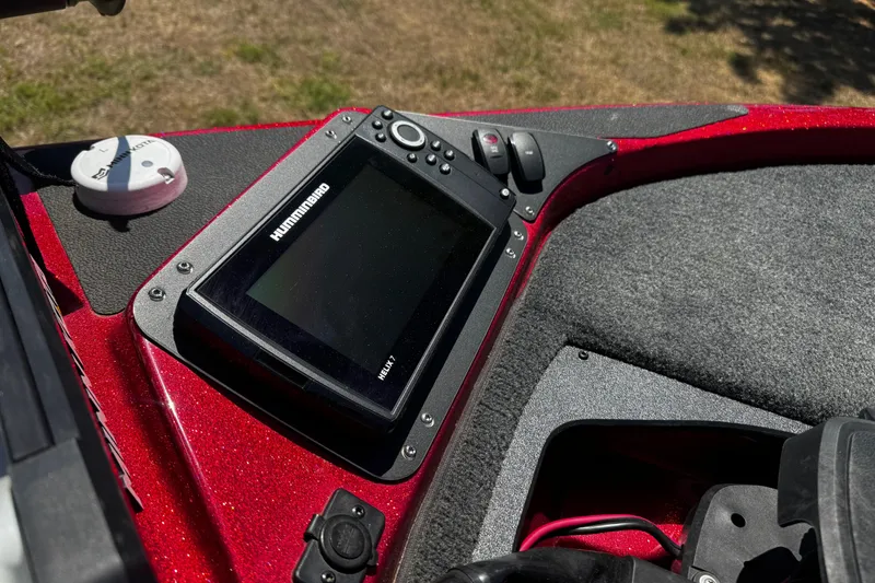 Slide: The Image of 2019 Skeeter ZX200 boat dashboard with Humminbird Helix 7 fish finder. - 5