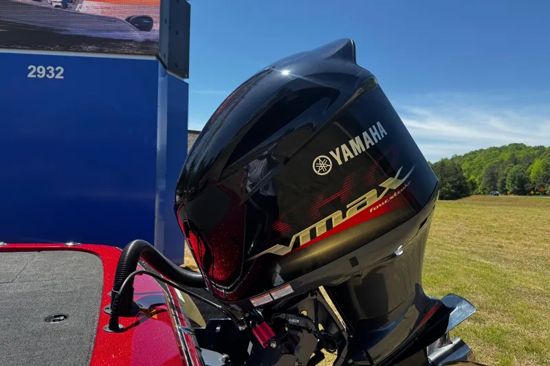 Slide: The Image of 2019 Skeeter ZX200 with Yamaha VMAX outboard engine in a grassy outdoor setting. - 9