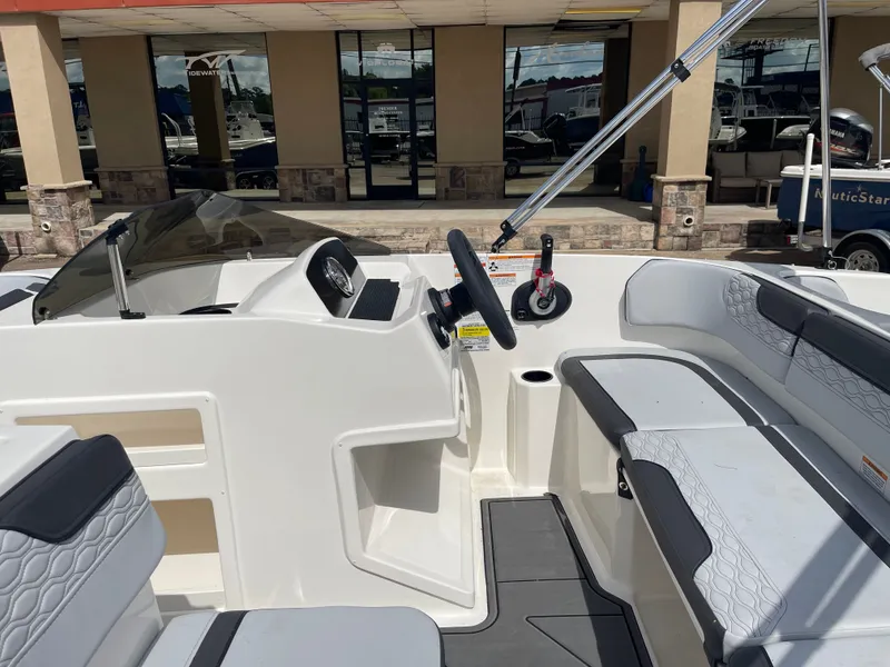 Slide: The Image of Bayliner 170EL 2024 - 12