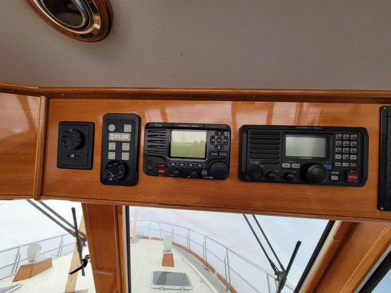 Slide: The Image of Navigation systems on 2004 Grand Banks 49 Eastbay HX. - 7