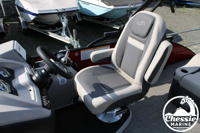 Slide: The Image of Barletta CABRIO C24U 2025 boat seat and helm console. - 9
