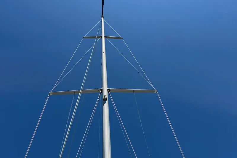 Slide: The Image of Mast of a 1998 Catalina 380 sailboat against a clear blue sky. - 23
