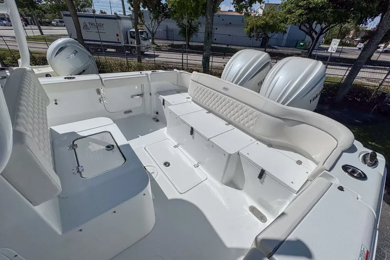 Slide: The Image of Sea Hunt Ultra 285 FS 2026 - 7