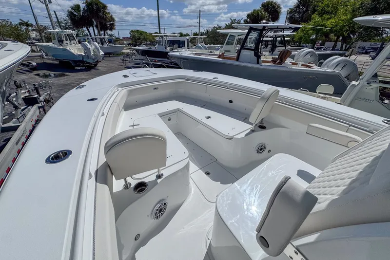 Slide: The Image of Sea Hunt Ultra 285 FS 2026 - 9