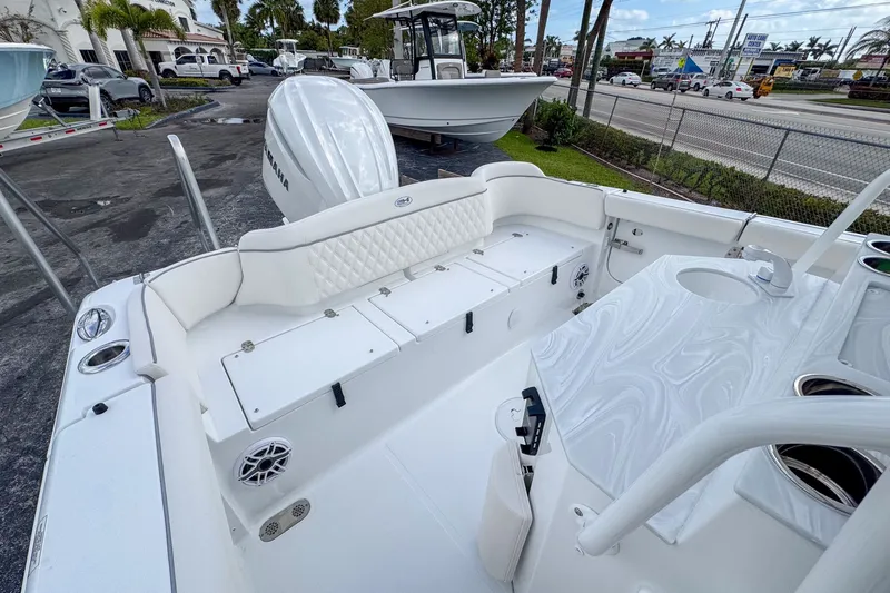 Slide: The Image of Sea Hunt Ultra 255 SE 2026 - 7