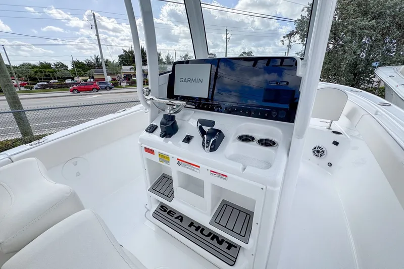 Slide: The Image of Sea Hunt Ultra 255 SE 2026 - 8