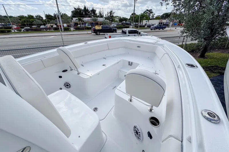 Slide: The Image of Sea Hunt Ultra 255 SE 2026 - 9