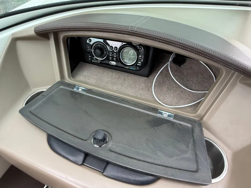 Slide: The Image of Sea Ray SLX 230 2011 - 21