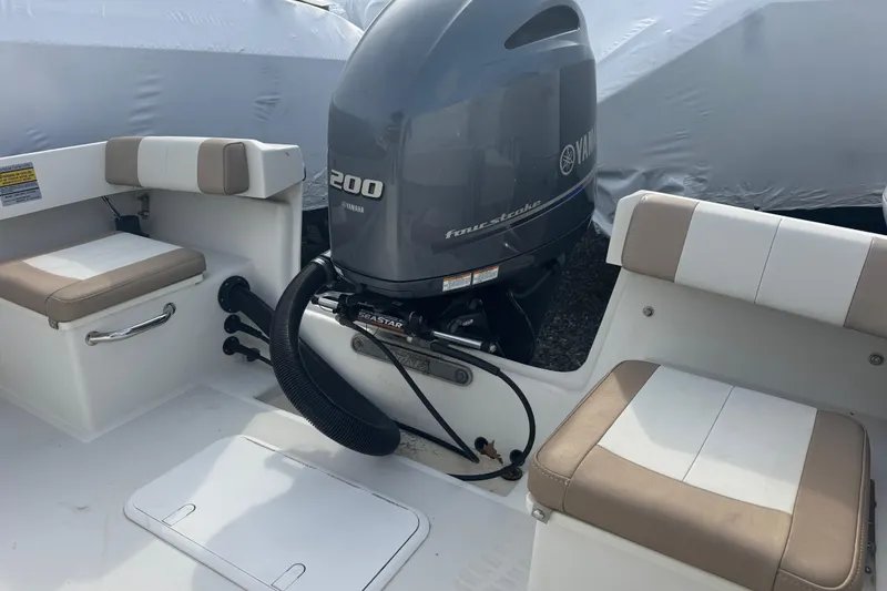 Slide: The Image of ```markdown Parker 23 Special Edition 2019 boat with Yamaha 200 four-stroke engine. ``` - 5