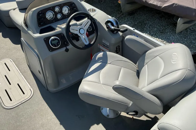 Slide: The Image of Captain's seat and helm of 2018 Manitou 23 Aurora LE RF boat. - 11