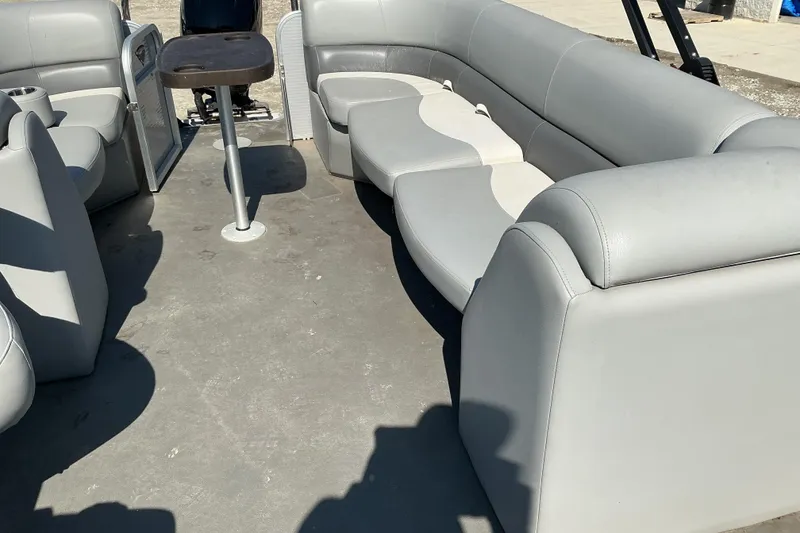 Slide: The Image of Interior of 2018 Manitou 23 Aurora LE RF pontoon boat with gray seating. - 14