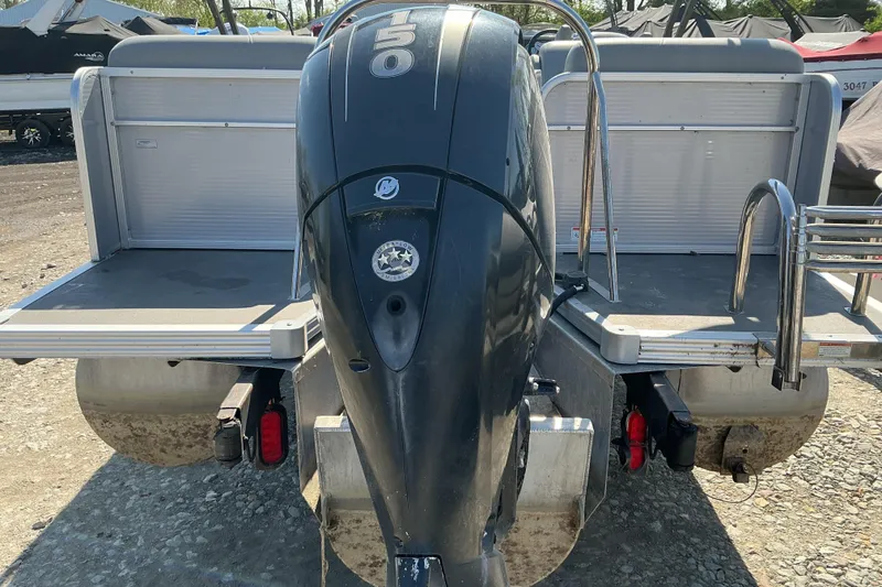 Slide: The Image of 2018 Manitou 23 Aurora LE RF pontoon boat with 150 HP engine, rear view. - 6