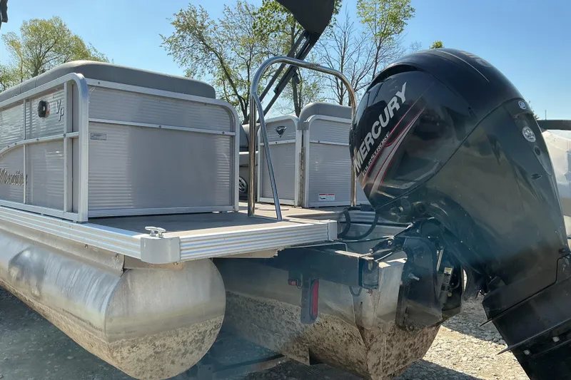 Slide: The Image of 2018 Manitou 23 Aurora LE RF pontoon boat with Mercury outboard motor. - 7