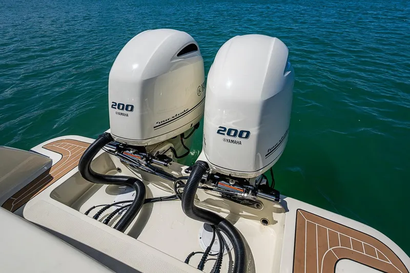 Slide: The Image of Twin Yamaha 200 engines on a 2017 Chris-Craft Catalina 26 boat in clear blue water. - 23
