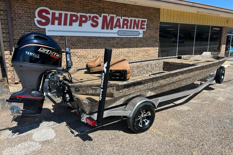 The Image of 2026 Xpress X18DB boat with Yamaha engine at Shipp's Marine dealership. - 0
