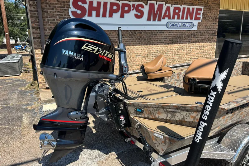 Slide: The Image of 2026 Xpress X18DB boat with Yamaha SHO VMAX engine at Shipp's Marine. - 5