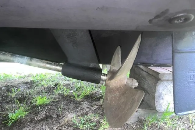 Slide: The Image of Propeller of 2007 Sea Ray Sundancer 310 boat on dry land. - 29