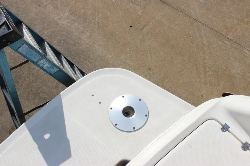 Slide: The Image of 2005 Chaparral 265 SSi boat deck with metal fixture and ladder. - 28